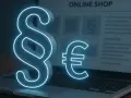 Ein Paragrafzeichen und ein Euro-Symbol leuchten auf einem Laptop mit "Online Shop" im Hintergrund.