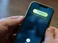 Hände halten ein iPhone mit dem Ausschaltmenü.