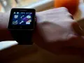Sony Smartwatch 2 mit App-Icons auf dem Bildschirm, getragen am Handgelenk.