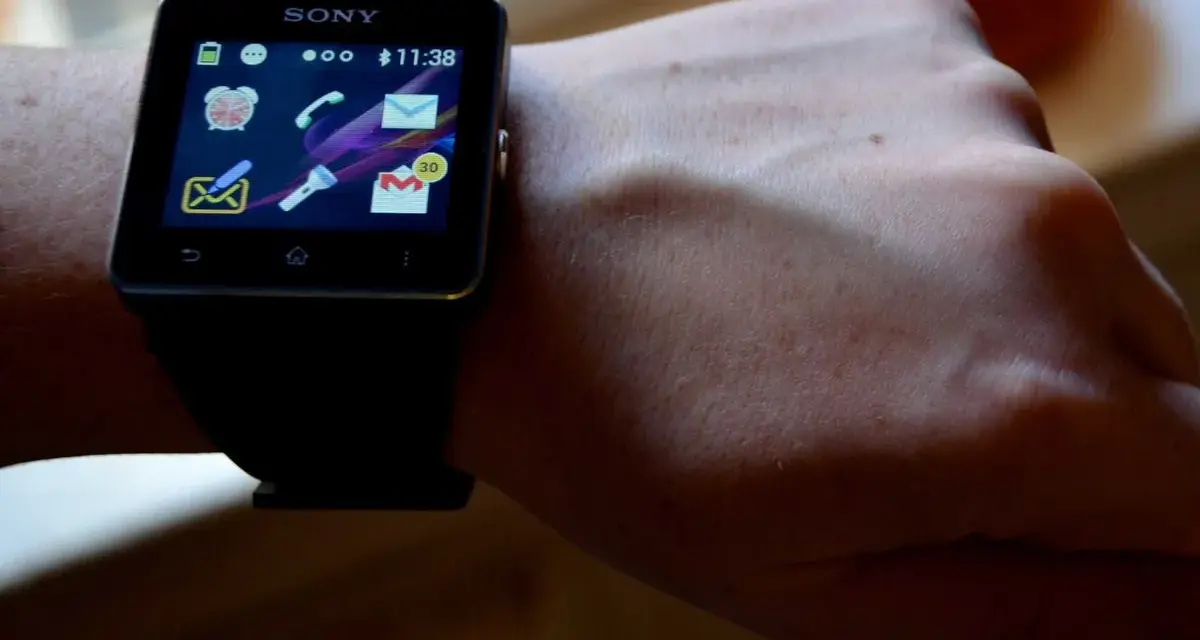 Sony Smartwatch 2 mit App-Icons auf dem Bildschirm, getragen am Handgelenk.