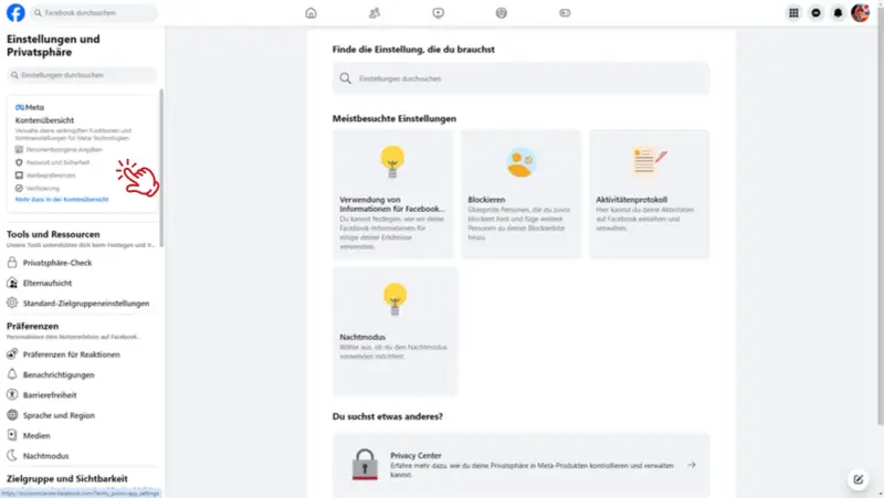 Facebook-Einstellungen: Ein Finger tippt auf "Kontenübersicht" in der linken Seitenleiste.